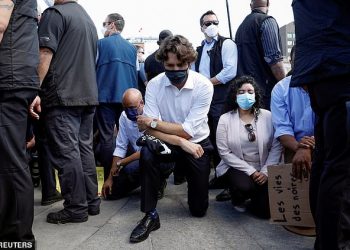 FOTOT/ Protesta kundër racizmit ul në gjunjë kryeministrin kanadez