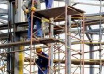 Fier/ Punëtori bie nga skelat e pallatit, dërgohet në gjendje të rëndë në spital