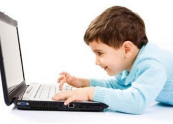 Si t’i mbroni fëmijët tuaj në internet? Agjencia e njohur publikon udhëzimet për prindërit