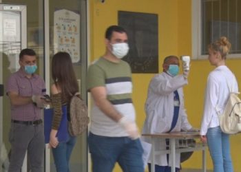 Babai i prekur me COVID-19, maturantja nuk lejohet në provimin e matematikës