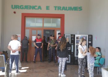 Elbasan/Trauma e blinduar me policë, ja si ruhet Ardjan Çapja pas atentatit (FOTO)