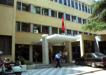 Falsifikuan dokumente shëndetësore/ Kallëzohet penalisht ish-kreu i AKU dhe katër mjekë
