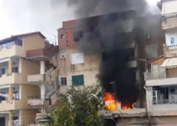 Zjarr në një pallat në Durrës, dy të moshuar dërgohen në spital