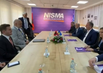 Rama nis vizitën në Prishtinë/ I shoqëruar nga Gent Cakaj, takon të parin Fatmir Limajn