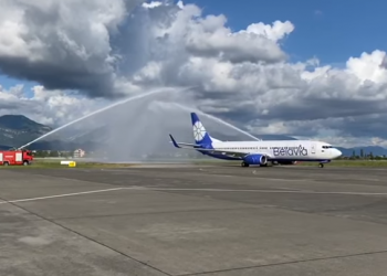 Sezoni turistik/ Mbërrin “charteri” i parë në Shqipëri, 189 turistë zbresin në Rinas