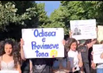 Maturantët protestojnë edhe në Shkodër, kërcënojnë me bojkot të provimeve të tjera