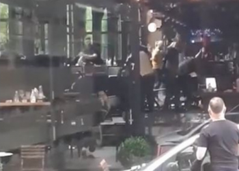 VIDEO/ Sherr i madh në bllok, të rinjtë goditen me grushte e karrige