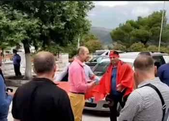 “Djemtë e Labërisë” protestë para Konsullatës greke në Gjirokastër, 9 prej tyre shoqërohen në polici