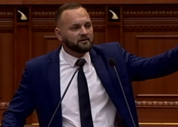 “Kemi lloj lloj idioti e halabaku”, Valteri “thumba” Ralf Gjonit dhe kërkesa për Manastirliun: Bëni edhe testin e inteligjencës në Kuvend