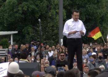 VIDEO/ Albin Kurti i rikthehet protestave: Kjo është qeveri koti, duan të shkojnë në dialog të nënshtruar
