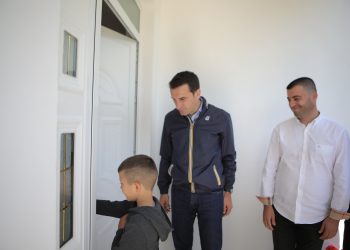 Tërmeti i shtatorit/ Veliaj i jep çelësat e banesës së re familjes në Zall-Herr
