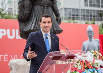 Tirana nderon Heroin e Popullit Selam Musai, vendoset statuja te Komuna e Parisit/ Veliaj: Asnjëherë nuk është vonë për t’i shërbyer Kombit