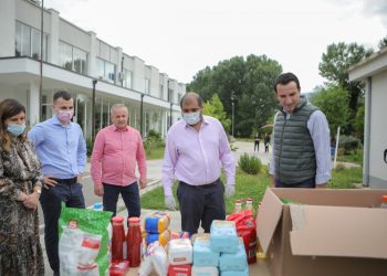 Veliaj: Vazhdojmë me ndihmat për familjet në nevojë, do ecim shpejt me rindërtimin e shtëpive që u dëmtuan nga tërmeti i nëntorit
