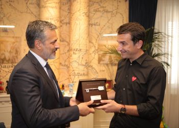 Veliaj i dorëzon “Çelësin e Qytetit” drejtuesit të misionit PAMECA, Kolonel Carlo d’Achille: Ky qytet e mban gjithmonë një portë hapur për miqtë e veçantë