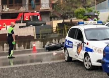 VIDEO/ Makina e policisë i pret rrugën motorit, plagoset rëndë drejtuesi i mjetit