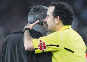VIDEO/ Ish-arbitri zbulon çfarë i tha Mourinhos në vesh, pas humbjes 5-0 në “El Clásico”