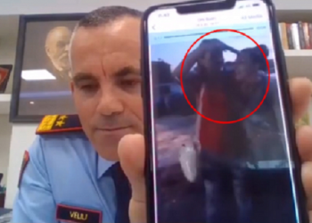 I publikoi videon me pistoletë në dorë, nëna e 15-vjeçarit padit Ardi Veliun. Ja çfarë kërkon