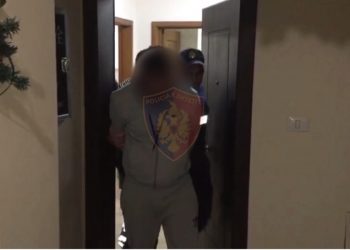 “Unë jam terroristi i mëngjesit”, si hynë për të grabitur 6 persona vilën e “Bolit” në Tiranë