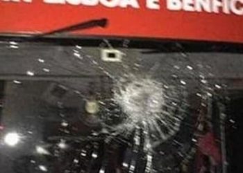 VIDEO/ Tmerrohen lojtarët e klubit të madh europian, bëhen për spital nga tifozët