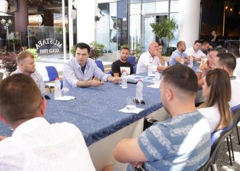 Basha takim me operatorët turistikë në Vlorë: Ne do të çlirojmë biznesin nga taksat, që t’iu japim mundësi për punësim