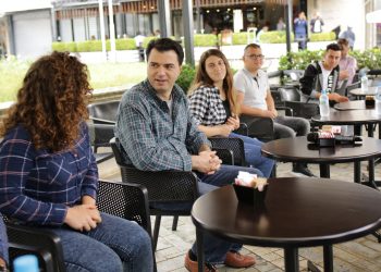 Basha takon në kafe maturantët në Berat: Rama po u vështirëson mundësinë për të vazhduar universitetin, ne do dyfishojmë buxhetin për arsimin