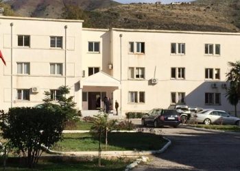 Panik në Delvinë/ Pas 6 rasteve të reja, mbyllen dyert e Bashkisë