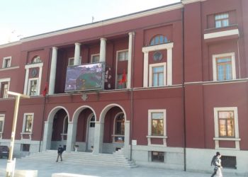 Një punonjëse u infektua me COVID-19, bashkia e Durrësit “mbyll” dyert dhe nis dezinfektimin