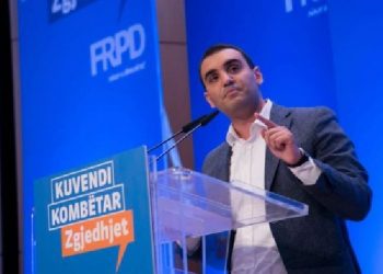 “Viti i 7-të që del teza”, kreu i FRPD akuza Shahinit: Ke dështuar! Provimet e maturës dërgohen në grupe Whatsappi