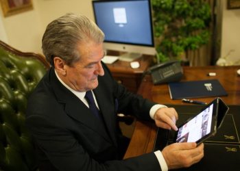 Provimet e maturës/ Berisha bie sërish “pre” e qytetarit dixhital, ish-sekretari i PD e nxjerr blof: Pllakat e shkollës nuk janë në atë ngjyrë