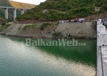 EMRI/ Ra me kamion në liqenin e Kukësit, identifikohet shoferi 37-vjeçar (VIDEO)