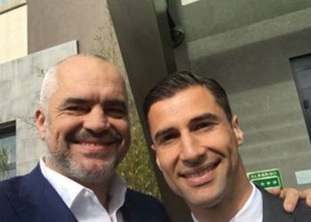 Ish-kapiteni Kombëtares “i hyn” politikës/ Lorik Cana kërkon votën e Diasporës për Shqipërinë