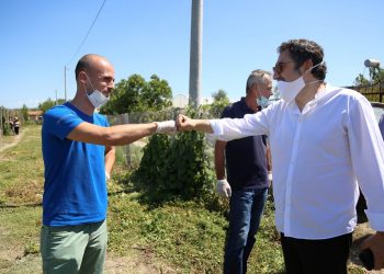 Ministri Çuçi viziton fermën e manaferrave: Zerimi i TVSH-së dhe ligji i ri për produktet plehëruese, masa efikase për fermerët