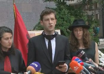 Përcjellja e Moikom Zeqos/ Fjala e të birit: Doje të shpëtoje vendin, naiv i mrekullueshëm!