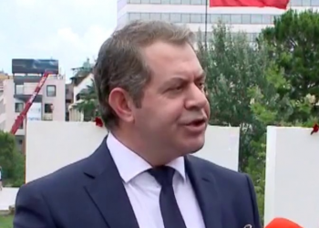 FOTOLAJM / “I love Çamëria” bie në shesh, sapo Shpëtim Idrizi përfundon deklaratën