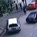 VIDEO / Momenti kur i riu me shpejtësi “sketerrë” çan derën e policisë në Elbasan