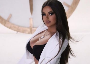 “Ku mete”, Enca paralajmëron këngën e re duke nxjerr në pah gjoksin “bombastik”