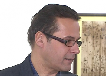 Kush e ka një foto me Teatër mbas shpinës?