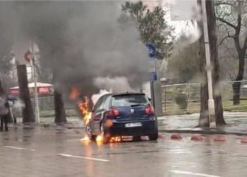 Merr flakë në lëvizje makina në Sauk, ja cili është dyshimi i parë i policisë