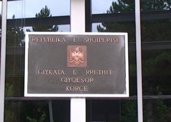 Rrahu gruan dhe më pas fyeu gjyqtarin në sallën e gjyqit, arrestohet 40-vjeçari në Korçë