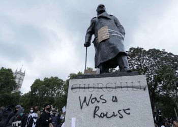 Evropa heq statujat e tregëtarëve të skllevërve e mbretërve, sulmohet edhe momunenti i Churchill