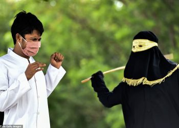 FOTOT/Matje temperature dhe maska përpara ndëshkimit me kamzhik në Indonezi