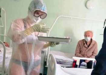 FOTO/ “Jam shumë seksi për të veshur rroba”, Infermierja që i shërbente pacientëve me COVID me të brendshme, fiton kontratë të re pune