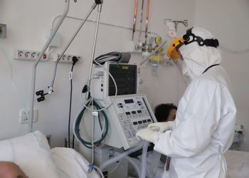 U përkeqësua ditët e fundit/ Futet në intubim mjeku që u infektua me COVID