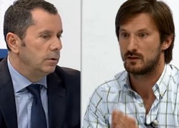 VIDEO/ Njëri e ofendon, tjetri i hedh ujin në fytyrë, “plas” sherri mes dy të ftuarve në emision