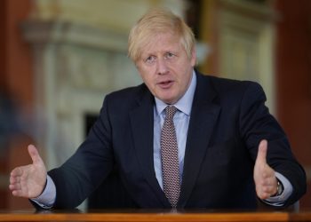Britania hap shkollat në shtator, ekspertët kundër kryeministrit Johnson: Duhen më shumë mësues dhe salla studimi