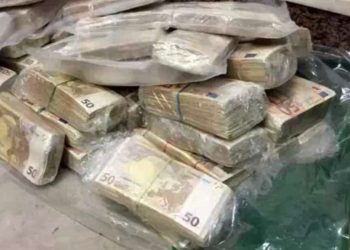 Zbulohen 15 milionë euro të narkotrafikantëve, ishin fshehur brenda një muri në një banesë