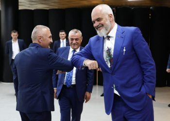 Lënë pas replikat dhe vendosin paqe/ Meta dhe Rama i japin ‘bërrylin’ njëri-tjetrit