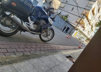 Makina përplas rojen e pallatit dhe largohet nga vendngjarja, 60 vjeçari dërgohet në spital