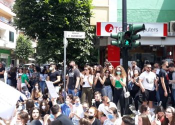 “Duam takim me Shahinin”, maturantët qëllojnë me vezë Ministrinë e Arsimit: Testi i Letërsisë, i pazgjidhshëm!