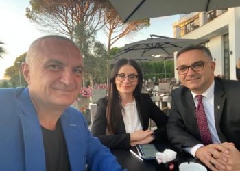 Meta takon zv.Kryeministrin e Kosovës dhe ministren e Jashtme: I lumtur që një gjeneratë e re merr përgjegjësi në këto momente të vështira